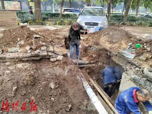 突发！洛阳一小区暖气管爆裂！
