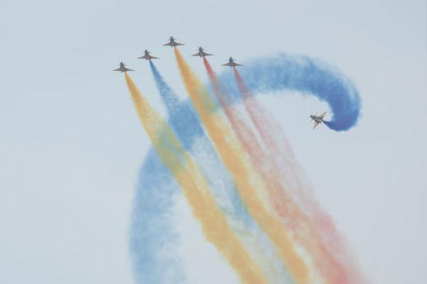 空军八一飞行表演队精彩亮相第十八届迪拜航空展 空军八一飞行表演队精彩亮相第十八届迪拜航空展