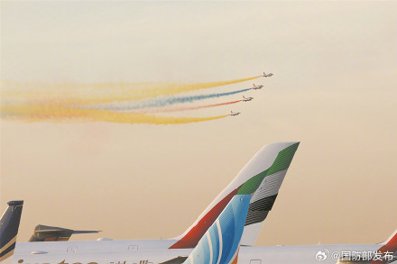 劲舞蓝天，展示中国空军风采——空军八一飞行表演队精彩亮相迪拜航空展