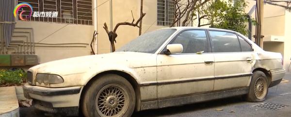 快来挪车!这辆宝马在小区停了10年未交停车费 快来挪车!这辆宝马在小区停了10年未交停车费