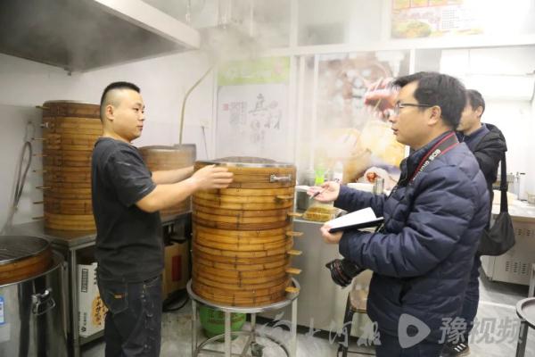 深夜救助女童的河南夫妇又做善事:奖金换成包子送给环卫工 深夜救助女童的河南夫妇又做善事:奖金换成包子送给环卫工