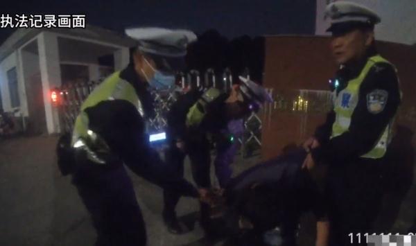 “醉了”！男子醉驾被查后做出迷惑行为……