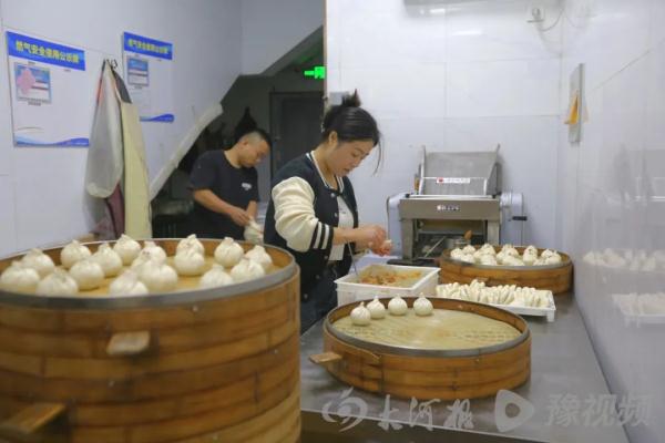 深夜救助女童的河南夫妇又做善事:奖金换成包子送给环卫工 深夜救助女童的河南夫妇又做善事:奖金换成包子送给环卫工