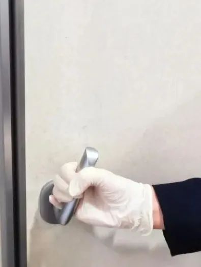 拒绝尴尬！动车上的卫生间到底怎么锁门？