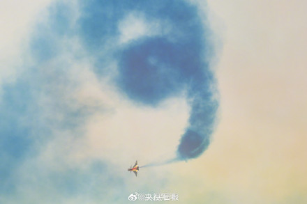 绝美！八一飞行表演队迪拜航展高清大片