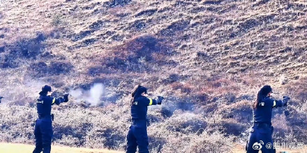 女特警射击训练又美又飒