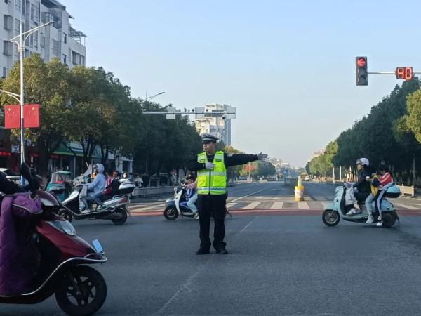 她当街与交警争吵,几日后却送上感谢信…… 她当街与交警争吵,几日后却送上感谢信……
