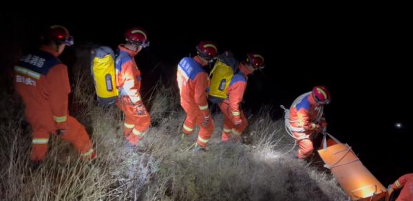 牧羊人夜间放羊坠落百米深沟,“天降”消防紧急营救 牧羊人夜间放羊坠落百米深沟,“天降”消防紧急营救