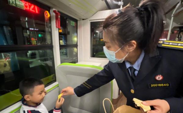 北京通学公交线路已增至40条,覆盖四个区,乘务员还有这项技能>> 北京通学公交线路已增至40条,覆盖四个区,乘务员还有这项技能>>