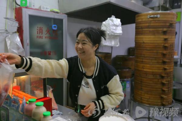 深夜救助女童的河南夫妇又做善事:奖金换成包子送给环卫工 深夜救助女童的河南夫妇又做善事:奖金换成包子送给环卫工