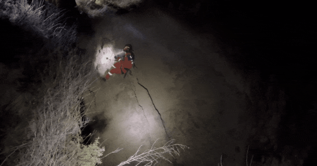 牧羊人夜间放羊坠落百米深沟,“天降”消防紧急营救 牧羊人夜间放羊坠落百米深沟,“天降”消防紧急营救