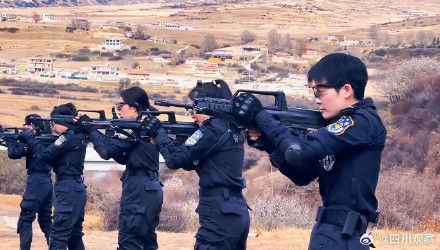 女特警射击训练又美又飒