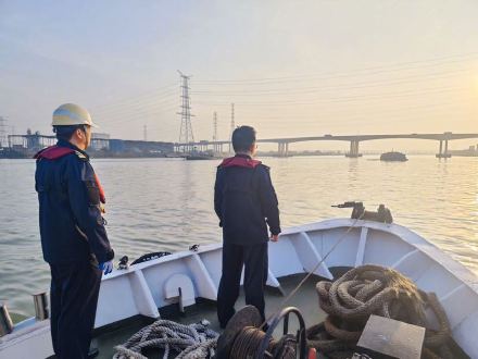 南沙一轮船突发船体断裂下沉 船上4人被安全转移 无人员伤亡