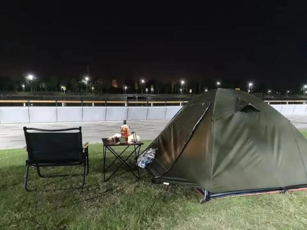 27岁小伙来沪求职，居然想出这种不花钱的住宿方式→