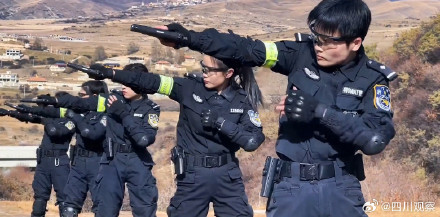 女特警射击训练又美又飒