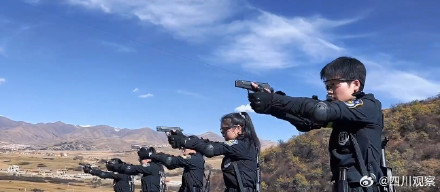 女特警射击训练又美又飒