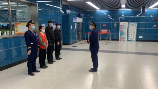 哈尔滨地铁小哥“花式导航”火了!网友:在东北,人人都有活儿 哈尔滨地铁小哥“花式导航”火了!网友:在东北,人人都有活儿