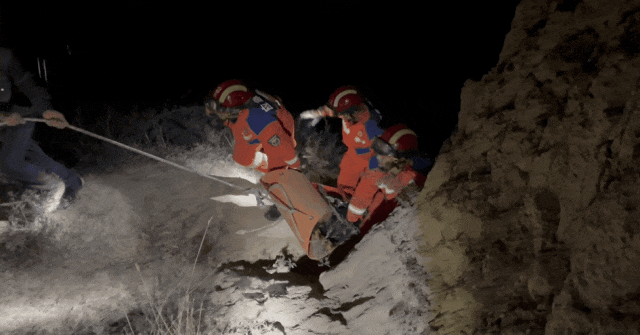 牧羊人夜间放羊坠落百米深沟,“天降”消防紧急营救 牧羊人夜间放羊坠落百米深沟,“天降”消防紧急营救