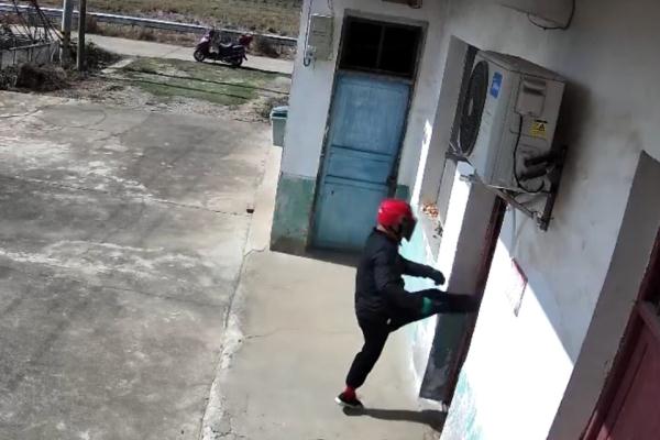 头盔口罩手套……男子低调打扮高调踹门，在湖南多市连偷20余户