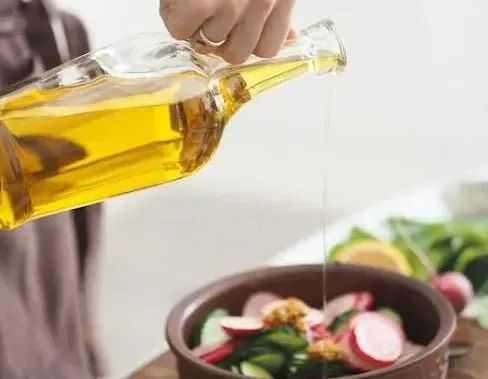 人造奶油必定有大量反式脂肪酸?调和油不如动物油?专家解读→ 人造奶油必定有大量反式脂肪酸?调和油不如动物油?专家解读→