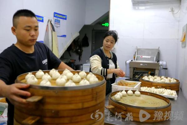 深夜救助女童的河南夫妇又做善事:奖金换成包子送给环卫工 深夜救助女童的河南夫妇又做善事:奖金换成包子送给环卫工