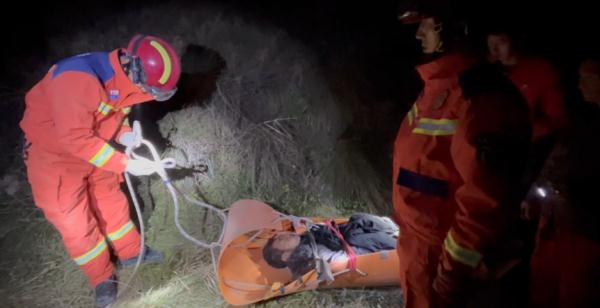 牧羊人夜间放羊坠落百米深沟,“天降”消防紧急营救 牧羊人夜间放羊坠落百米深沟,“天降”消防紧急营救