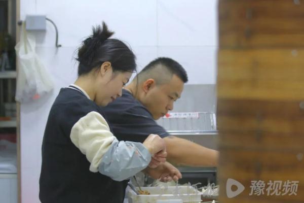 深夜救助女童的河南夫妇又做善事:奖金换成包子送给环卫工 深夜救助女童的河南夫妇又做善事:奖金换成包子送给环卫工