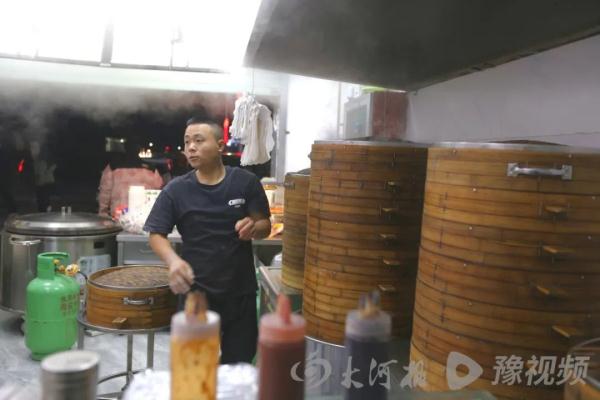 深夜救助女童的河南夫妇又做善事:奖金换成包子送给环卫工 深夜救助女童的河南夫妇又做善事:奖金换成包子送给环卫工