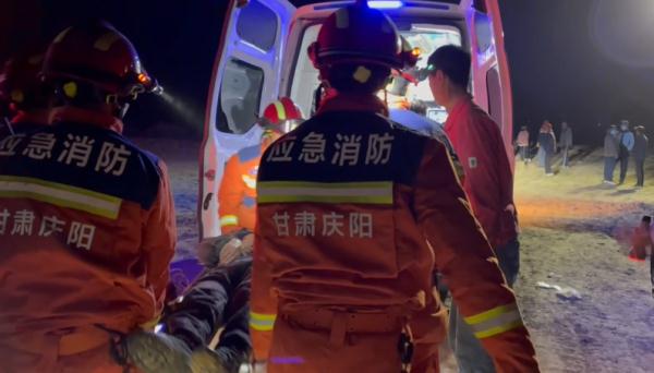 牧羊人夜间放羊坠落百米深沟,“天降”消防紧急营救 牧羊人夜间放羊坠落百米深沟,“天降”消防紧急营救