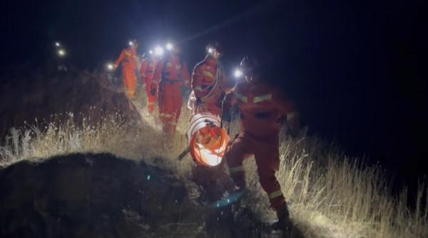 牧羊人夜间放羊坠落百米深沟,“天降”消防紧急营救 牧羊人夜间放羊坠落百米深沟,“天降”消防紧急营救
