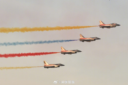 绝美！八一飞行表演队迪拜航展高清大片