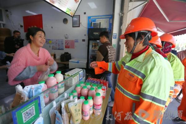 深夜救助女童的河南夫妇又做善事:奖金换成包子送给环卫工 深夜救助女童的河南夫妇又做善事:奖金换成包子送给环卫工