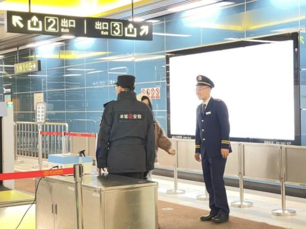 哈尔滨地铁小哥“花式导航”火了!网友:在东北,人人都有活儿 哈尔滨地铁小哥“花式导航”火了!网友:在东北,人人都有活儿