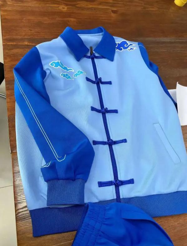 山东一学校校服被质疑像寿衣，回应：汉服风格，穿起来很漂亮