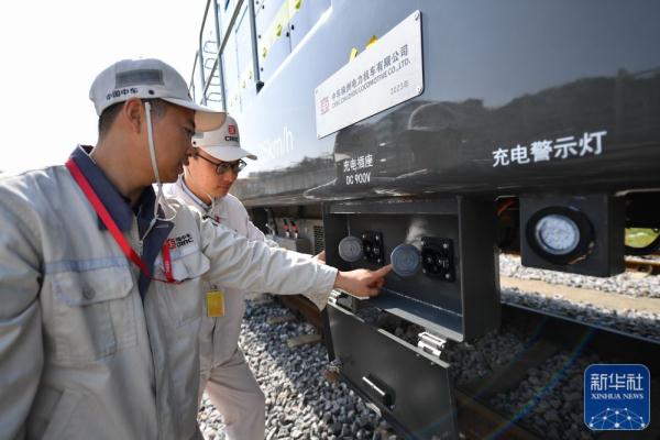 新华全媒+丨我国首台新造大功率纯电调车机车下线 新华全媒+丨我国首台新造大功率纯电调车机车下线