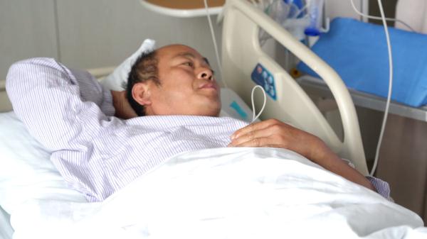 砸车救人！苏州街头发生暖心一幕