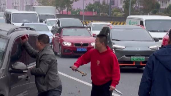 砸车救人！苏州街头发生暖心一幕