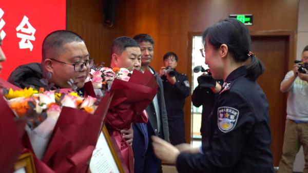 砸车救人！苏州街头发生暖心一幕