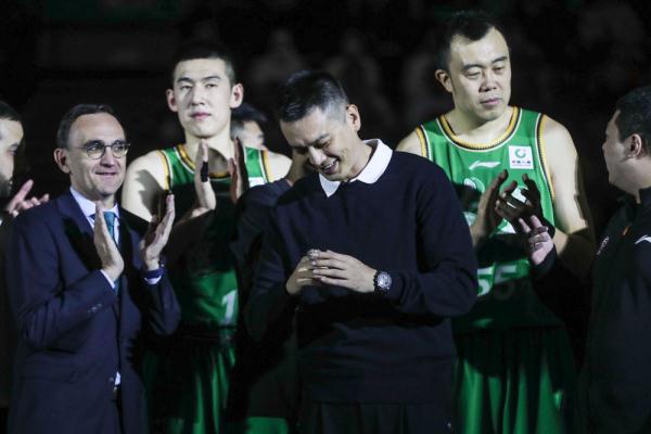篮球——前辽宁本钢队主教练杨鸣领取冠军戒指 篮球——前辽宁本钢队主教练杨鸣领取冠军戒指