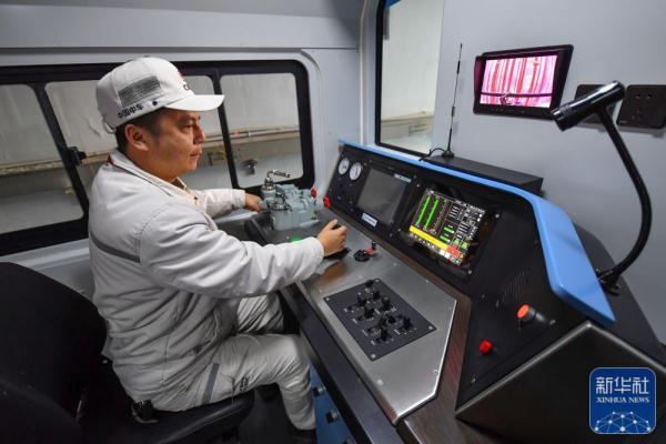 新华全媒+丨我国首台新造大功率纯电调车机车下线 新华全媒+丨我国首台新造大功率纯电调车机车下线