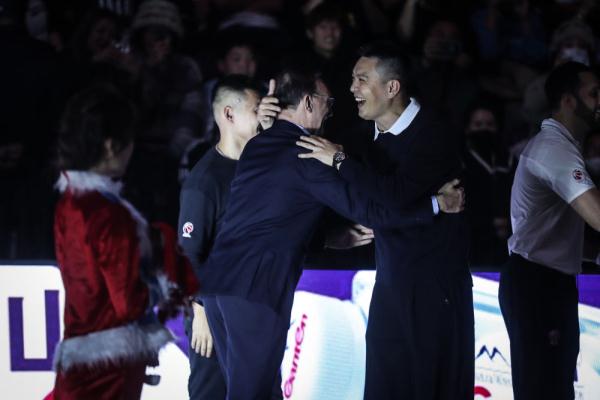 篮球——前辽宁本钢队主教练杨鸣领取冠军戒指 篮球——前辽宁本钢队主教练杨鸣领取冠军戒指