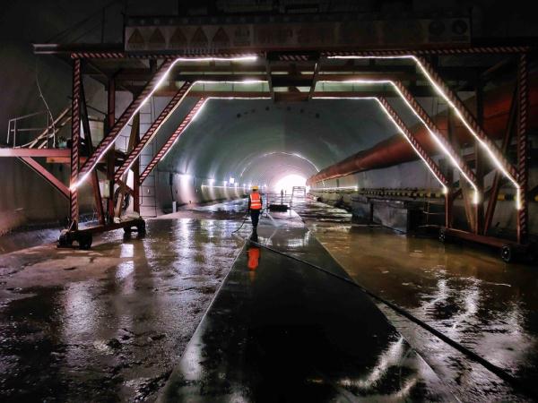 渝湘复线高速公路巴彭路4标项目香树岭隧道右洞顺利贯通 渝湘复线高速公路巴彭路4标项目香树岭隧道右洞顺利贯通