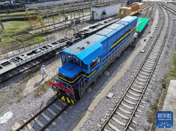 新华全媒+丨我国首台新造大功率纯电调车机车下线 新华全媒+丨我国首台新造大功率纯电调车机车下线