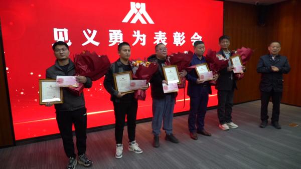 砸车救人！苏州街头发生暖心一幕