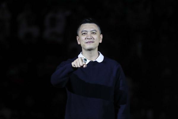 篮球——前辽宁本钢队主教练杨鸣领取冠军戒指 篮球——前辽宁本钢队主教练杨鸣领取冠军戒指