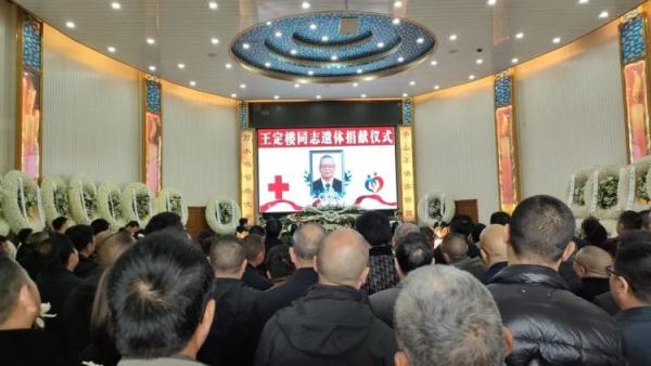 生前，他当了30多年教师，白事公司身后，他捐献遗体成“大体老师”