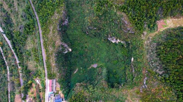 龙缸景区又发现一个天坑 龙缸景区又发现一个天坑