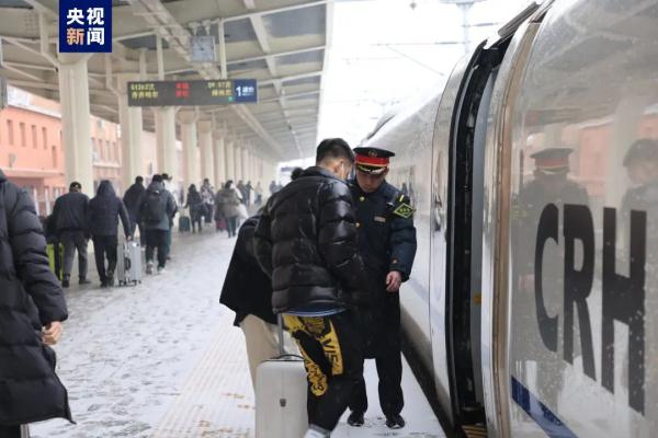 暴雪预警升级到橙色!此地已有列车停运! 暴雪预警升级到橙色!此地已有列车停运!