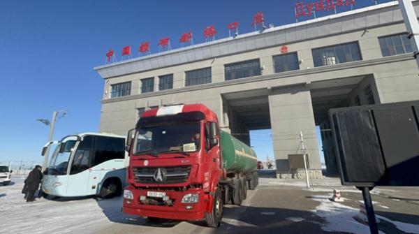 额布都格口岸货运忙 额布都格口岸货运忙