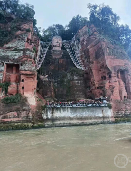 乐山大佛披上“披肩”？景区回应：庆祝大佛开凿1310年